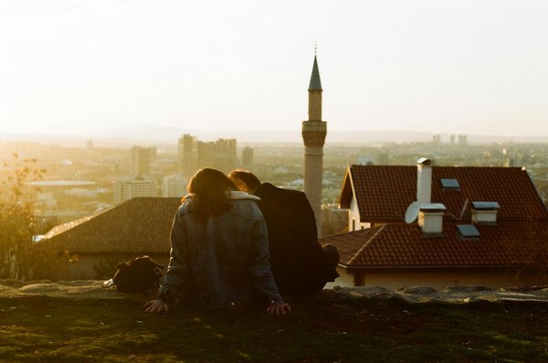 Come organizzare un campeggio romantico per due nella natura?